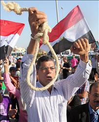 معارض لمبارك يتظاهر أمام أكاديمية الشرطة في القاهرة، أمس (ا ب ا) 