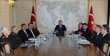 اردوغان خلال ترؤسه اجتماعا في مقر قيادة الجيش في انقرة امس (ا ب) 