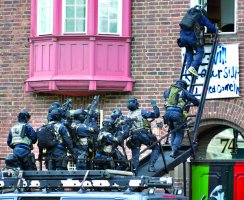 عناصر من الشرطة السويدية يقتحمون مبنى السفارة الليبية في السويد من إحدى النوافذ 