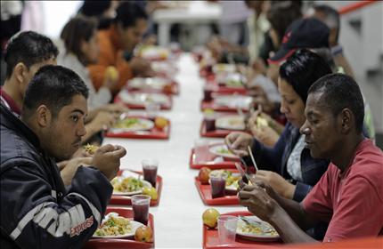 برازيليون يأكلون في مطعم تروج له الحكومة في ساو باولو(أ ب) 