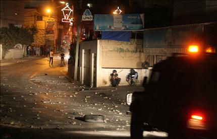مواجهات بين شبان فلسطينيين وجنود الاحتلال في مدينة الخليل ليل أمس الأول (أ ف ب) 