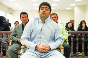 المتهم باغتيال العالم النووي خلال محاكمته في طهران