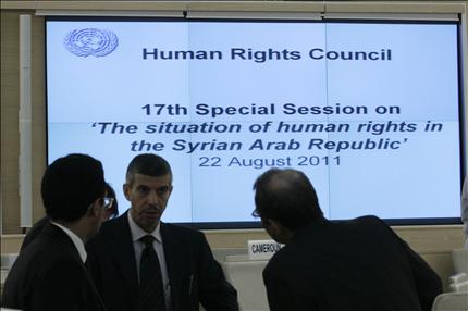 لوحة اجتماع لجنة حقوق الإنسان في جنيف حول سوريا أمس (أ ب) 