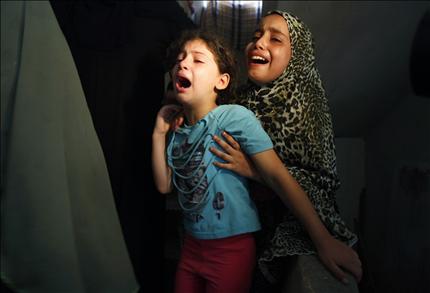 طفلتان تنتحبان خلال تشييع الشهيد إسماعيل الأسمر في رفح أمس (رويترز) 