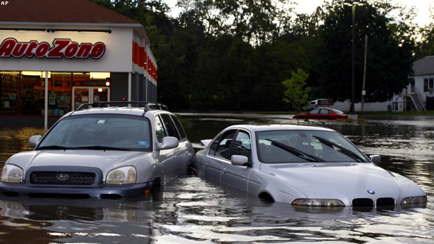 معرض سيارات غمرته مياه الفيضان في بدة واشنطنفيل بولاية نيويورك 