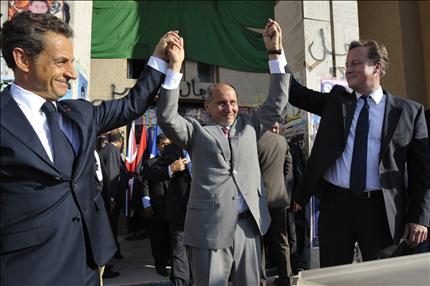 رئيس الوزراء البريطاني ديفيد كاميرون مع مصطفى عبد الجليل والرئيس الفرنسي نيكولا ساركوزي في ليبيا