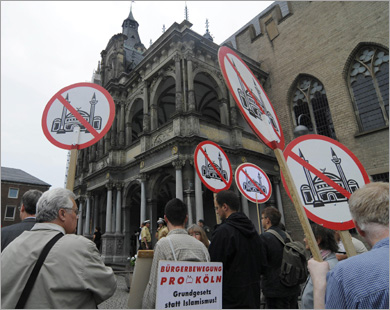 صورة من احتجاجات سابقة لليمين الألماني ضد مجمع كولونيا الإسلامي
