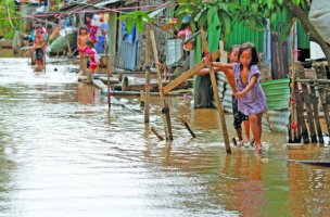 أطفال في حي غمرته سيول الفيضانات 