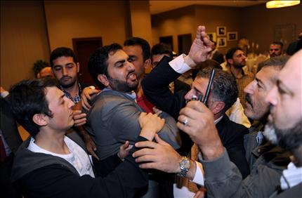 أعضاء في المعارضة السورية في الخارج يشتبكون مع بعضهم البعض في اسطنبول أمس (أ ف ب) 