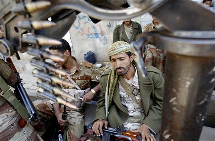 جندي يمني منشق يشارك في الاشتباكات العسكرية ضد قوات صالح في صنعاء أمس (رويترز) 