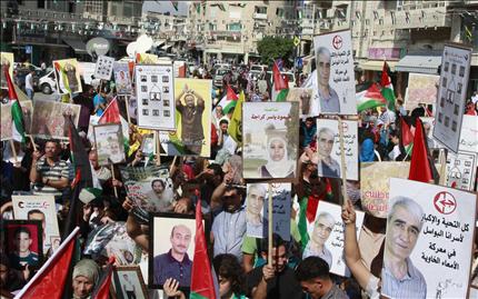 تظاهرة للتضامن مع الأسرى الفلسطينيين في رام الله أمس (أ ب) 
