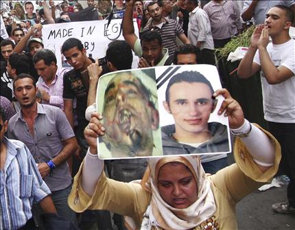 مصريون يتظاهرون احتجاجاً على مقتل خالد سعيد في القاهرة في حزيران 2010(أ ب) 