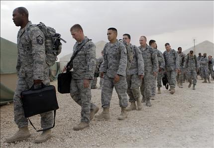 جنود أميركيون يستعدون لمغادرة العراق في قاعدة جوية قرب بغداد أمس (أ ب) 