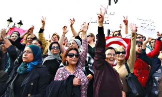 نسوة يتظاهرن ضد حركة النهضة في تونس أمس 