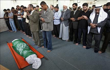 فلسطينيون يصلّون على شهيد في بيت لاهيا في قطاع غزة أمس (أ ب) 
