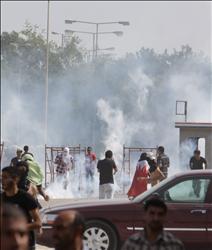 قنابل الغاز تتساقط على محتجين في المنامة امس (ا ب) 