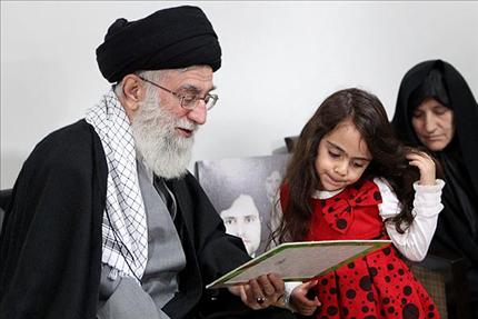 خامنئي خلال زيارته عائلة العالم النووي أحمدي روشن أمس (مهر) 