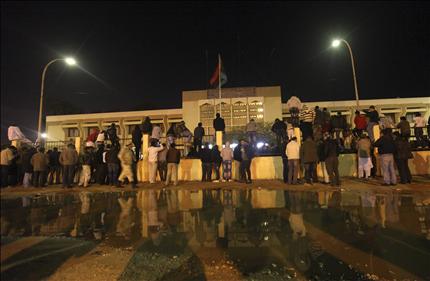 ليبيون يقتحمون مقر المجلس الانتقالي في بنغازي أول أمس (رويترز) 