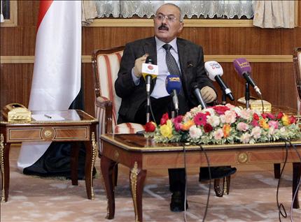 صالح متحدثا الى الصحافة من القصر الرئاسي في صنعاء امس (ا ف ب) 