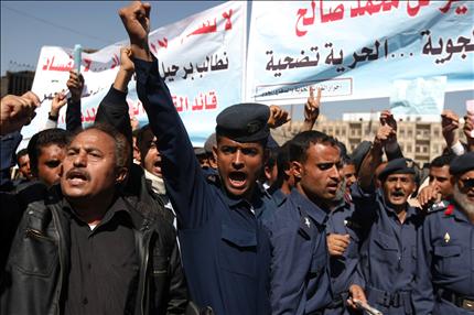 ضباط من القوة الجوية اليمنية يطالبون بإقالة اللواء محمد الاحمر في احتجاج امام منزل هادي في صنعاء امس (ا ف ب) 
