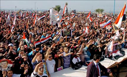 سوريون يتظاهرون في طرطوس دعماً للأسد أمس الأول (أ ب أ) 