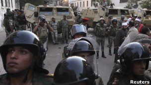 الجيش المصري تدخل للفصل بين قوات الشرطة والمتظاهرين