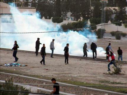مشهد من المواجهات بين المحتجين التونسيين وقوى الامن في مدينة القصرين أمس الأول (أ ب) 