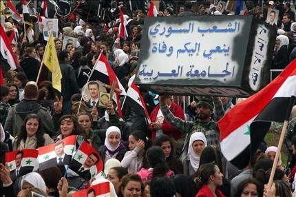 سوريون يتظاهرون في دمشق أمس ضد الجامعة العربية (أ ب) 