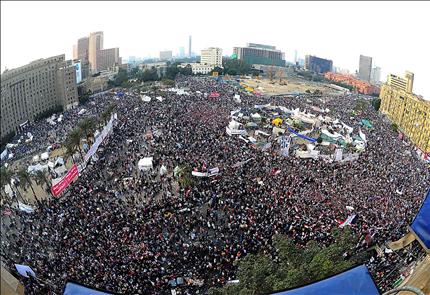 المتظاهرون في مليونية «الفرصة الأخيرة» في ميدان التحرير أمس (أ ب أ) 