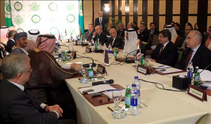 داود أوغلو خلال اجتماع وزراء الخارجية العرب في القاهرة أمس (أ ب أ) 