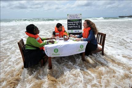 ناشطون من منظمة «اوكسفام»يطالبون «بعدالة مناخية»في دوربان. (أ ف ب) 