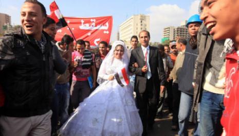عروسان اختارا الاحتفال بزفافهما في ميدان التحرير أمس (عصام الفتوري - رويترز) 