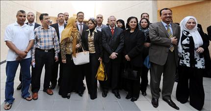 اطباء وممرضون بحرينيون داخل قاعة المحكمة في المنامة أمس (أ ب أ) 