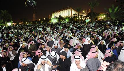 كويتيون يشاركون في تظاهرة احتفالاً باستقالة الحكومة في العاصمة أمس (أ ب أ) 