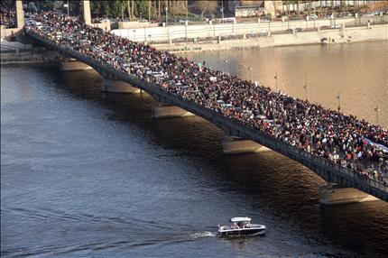 آلاف المتظاهرين على «كوبري» قصر النيل في القاهرة أمس (أ ف ب) 