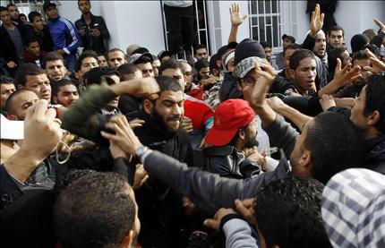 من الاشتباكات بين الطلاب في جامعة منوبة في تونس أمس (رويترز) 