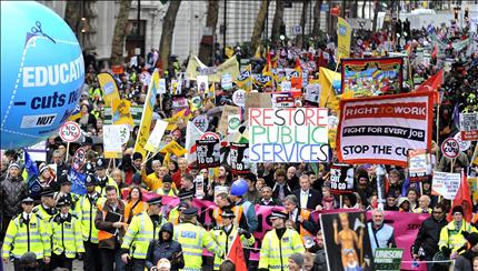 متظاهرون بريطانيون في لندن أمس (أ ب أ) 