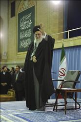 المرشد الأعلى للثورة الإسلامية في إيران آية الله علي خامنئي قبيل إلقائه خطبة في طهران أمس (رويترز) 