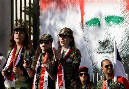 سوريات يتظاهرن في دمشق أمس دعماً للأسد ورفضاً للعقوبات العربية على سوريا (أ ف ب) 