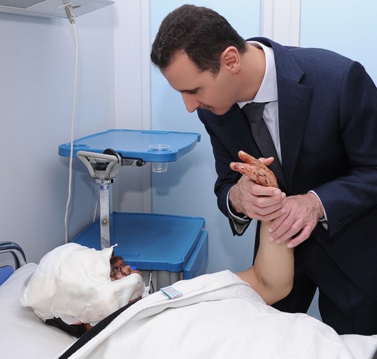الرئيس بشار الأسد يزور عدد من جرحى الجيش والقوات المسلحة وقوى الأمن في مشفى الشهيد يوسف العظمة بدمشق أمس. 