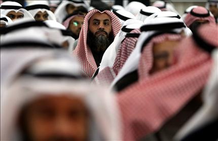 مناصرون للمرشح الاسلامي فهد الخنة خلال حضورهم حملته الانتخابية في مدينة الكويت امس الاول (ا ف ب) 