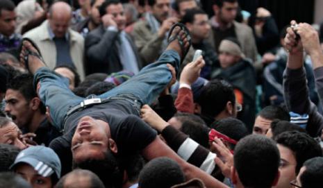ينقلون أحد جرحى الاشتباكات مع شباب الاخوان (محمد عبد الغني ـ رويترز)
