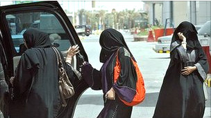 المحافظون السعوديون: قيادة المرأة للسيارة "ينشر الرذيلة".