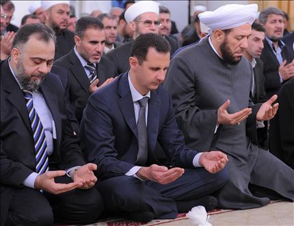 الرئيس الأسد خلال صلاة عيد المولد في مسجد الروضة في دمشق أمس (أ ب) 