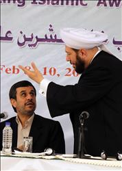 حسون يتحدث مع نجاد في طهران امس (ا ف ب) 