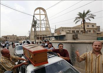 نعش إحدى ضحايا عملية احتجاز الرهائن محملاً فوق سيارة في بغداد أمس