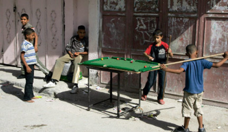أطفال فلسطينيون يلعبون في نابلس أمس