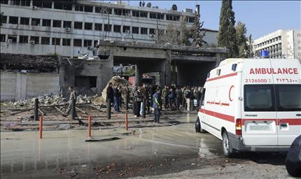 مقر الاستخبارات السورية في دمشق بعد التفجير أمس (رويترز) 