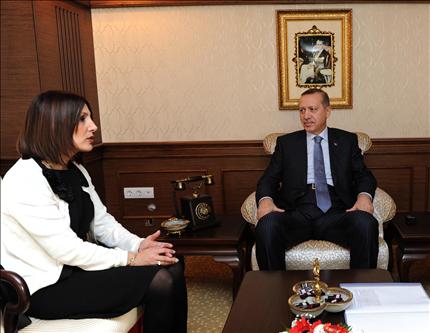 أردوغان خلال لقائه وزيرة الدمج الألمانية بيلكاي أوناي في أنقرة أمس (رويترز) 