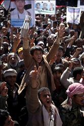 يمنيون يطالبون بمحاكمة صالح يتظاهرون في صنعاء امس (رويترز) 